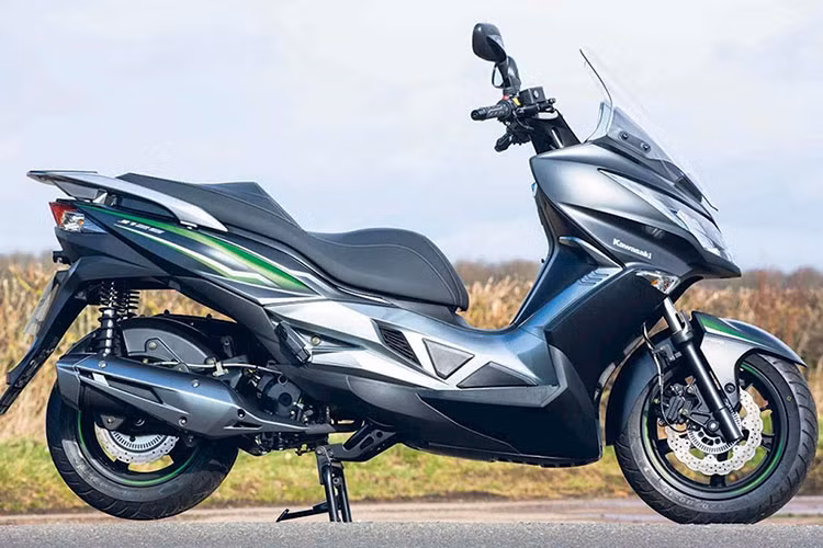 Mẫu xe tay ga Kawasaki J125 mang đậm phong cách thể thao được hãng phân phối tại thị trường Châu Âu. Về ngoại hình, đây là một mẫu xe tay ga có thiết kế Maxi-Scooter cỡ nhỏ với vẻ bề ngoài hoành tráng, dàn đầu lớn và có kính chắn gió.