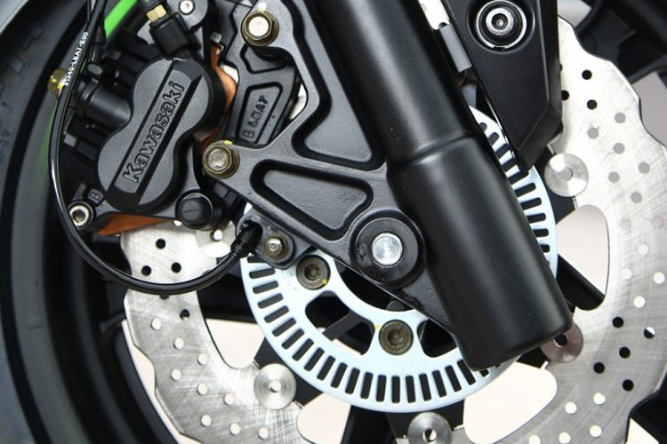 Tuy chiều cao yên ở mức 775mm với yên xe rộng bản, nhưng với khả năng điều chỉnh của hệ thống treo sau, mẫu xe mới của Kawasaki sẽ phù hợp với nhiều đối tượng khách hàng ở nhiều thị trường khác nhau. Kawasaki J125 sở hữu tự trọng là 182kg.