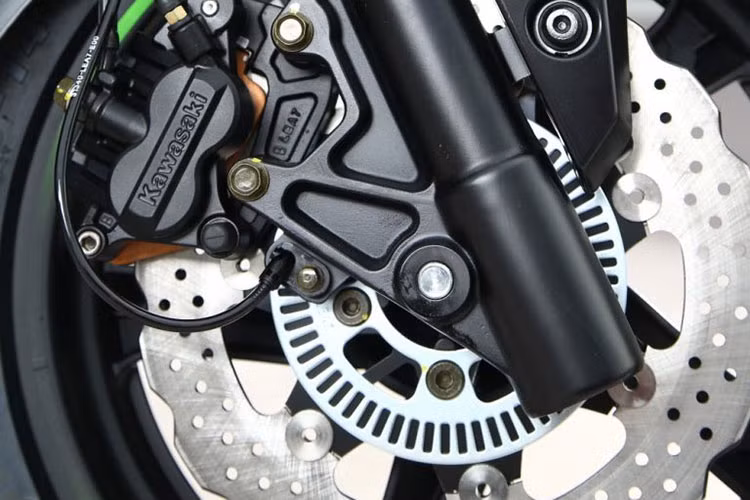 Tuy chiều cao yên ở mức 775mm với yên xe rộng bản, nhưng với khả năng điều chỉnh của hệ thống treo sau, mẫu xe mới của Kawasaki sẽ phù hợp với nhiều đối tượng khách hàng ở nhiều thị trường khác nhau. Kawasaki J125 sở hữu tự trọng là 182kg.