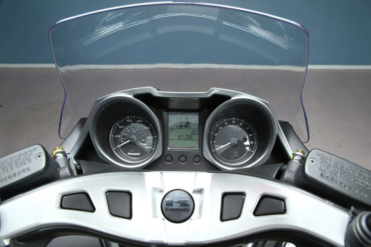 Kawasaki J125 là sản phẩm xe từ sự hợp tác giữa Kawasaki và Kymco từ năm 2015 đến nay. Cũng vì thế ngoài thiết kế đầu đèn đặc trưng, các bộ phận khác cũng như động cơ của J125 có nhiều đặc điểm đặc trưng của xe tay ga Kymco như; bảng đồng hồ kết hợp tân cổ điển tuyệt đẹp, màn hình LCD hiển thị đặt trung tâm, cổng sạc thiết bị di động...