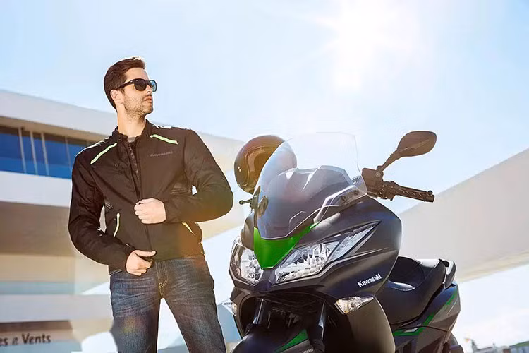 Có thể thấy, đầu đèn của chiếc xe ga Kawasaki J125 thể thao này được thiết kế quen thuộc với nét đẹp từ những mẫu Sport bike như ZX-10R tạo nên một dàn đầu hiếu chiến và đẹp mắt.