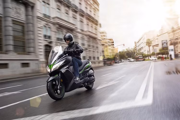 Khối động cơ của chiếc xe ga kích thước lớn nhà Kawasaki tuy chỉ có dung tích 125cc nhưng được công bố cho sức mạnh 14 mã lực, cao hơn Honda PC-X 150 (13 mã lực) và chỉ thấp hơn một chút so với Yamaha NM-X 150 (14,9 mã lực).