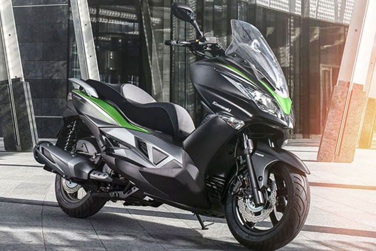 Nhắc đến Kawasaki, chắc hẳn nhiều người sẽ nghĩ đến những mẫu xe mô tô phân khối lớn nổi tiếng như Kawasaki H2R hay Kawasaki Z1000. Thế nhưng, ít người biết đến hãng xe này còn sản xuất cả xe tay ga với thiết kế tuyệt đẹp, trang bị hiện đại và tất nhiên mang một mức giá khủng không kém cạnh - đó chính là Kawasaki J125 mới.