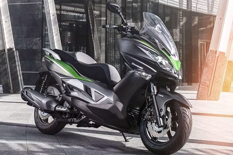 Nhắc đến Kawasaki, chắc hẳn nhiều người sẽ nghĩ đến những mẫu xe mô tô phân khối lớn nổi tiếng như Kawasaki H2R hay Kawasaki Z1000. Thế nhưng, ít người biết đến hãng xe này còn sản xuất cả xe tay ga với thiết kế tuyệt đẹp, trang bị hiện đại và tất nhiên mang một mức giá khủng không kém cạnh - đó chính là Kawasaki J125 mới.