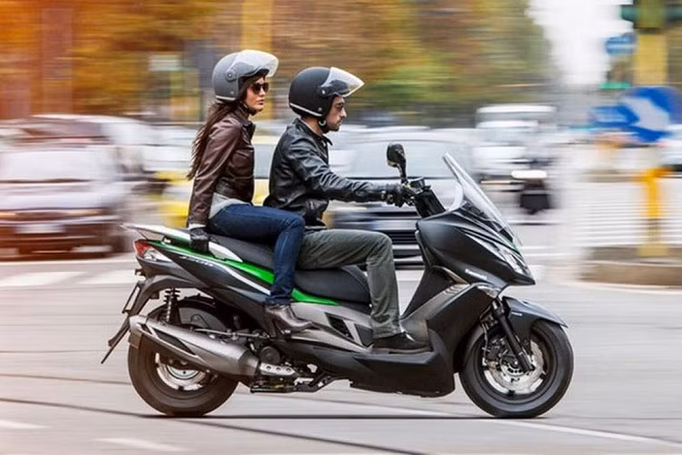 Hiện tại, xe đang được phân phối tại thị trường Châu Âu. Mức giá xe Kawasaki J125 khá cao lên tới 4.249 Bảng Anh (tương đương với khoảng 138 triệu đồng).