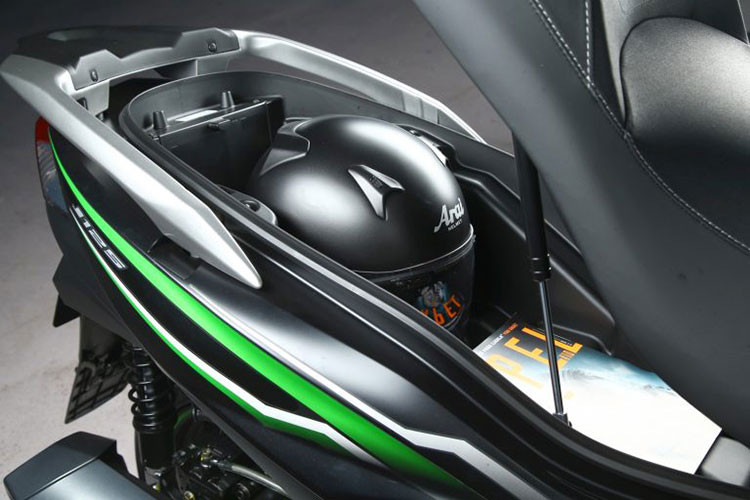 Khung xe chế tạo bằng thép ống có thiết kế dạng kim cương. Hệ thống treo trước dạng ống lồng đường kính 37 mm và hệ thống treo sau sau dạng lò xo trụ đôi có thể điều chỉnh được.