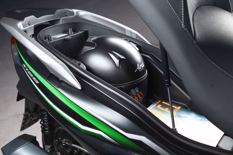 Khung xe chế tạo bằng thép ống có thiết kế dạng kim cương. Hệ thống treo trước dạng ống lồng đường kính 37 mm và hệ thống treo sau sau dạng lò xo trụ đôi có thể điều chỉnh được.