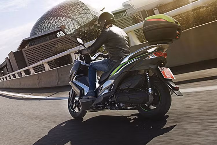 Kawasaki J125 sở hữu bộ vành hợp kim 5 chấu với đường kính bánh trước và sau lần lượt là 14' và 13'. Về mặt an toàn, J125 sở hữu hệ thống phanh đĩa đơn ở cả hai bánh với trang bị ABS tùy chọn. Điều này sẽ giúp J125 tiếp cận được với nhiều đối tượng khách hàng hơn.