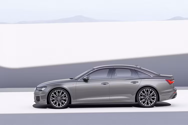Audi A6 có kích thước lớn hơn thế hệ trước một chút với chi tiết số đo dài x rộng x cao là 4.939 x 1.886 x 1.457 mm. Chiều dài trục cơ sở cũng mở rộng lên 2.924 mm. Nhờ đó, thế hệ mới cũng có nội thất rộng rãi hơn, cung cấp cho hàng ghế sau không gian chân, đầu và vai rộng hơn.