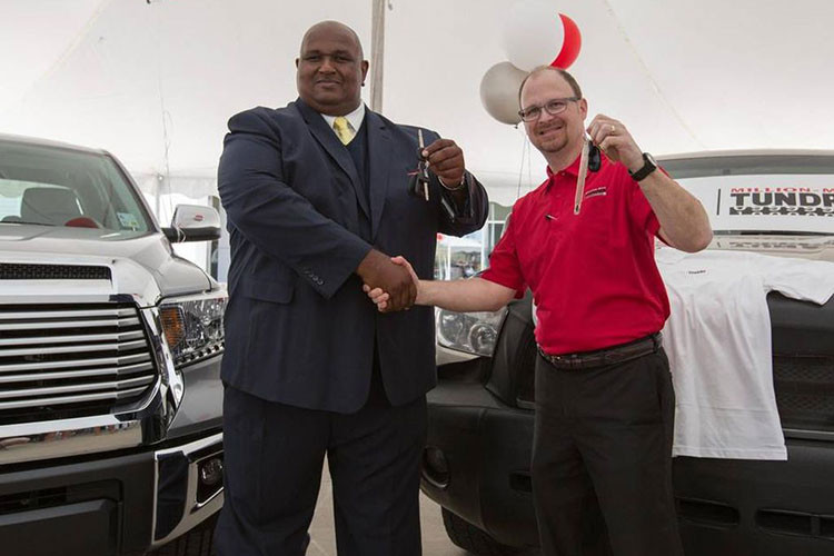 Theo chia sẻ của Toyota, hơn 100 nhân viên của hãng đã tiến hành “mổ xẻ” để nghiên cứu cẩn thận và chiếc xe gần như không có điểm trừ nào ngoại trừ một vết rách nhỏ tại lưng ghế lái do Victor thường ngủ lại trong xe. Chiếc Toyota Tundra chạy nhiều như taxi này được trang bị động cơ V6, dung tích 4.0 lít và chưa từng bị hỏng hóc nặng. Trong lịch sử bảo dưỡng, chiếc xe bán tải mới chỉ cần thay dây đai răng, lốp và dầu máy.