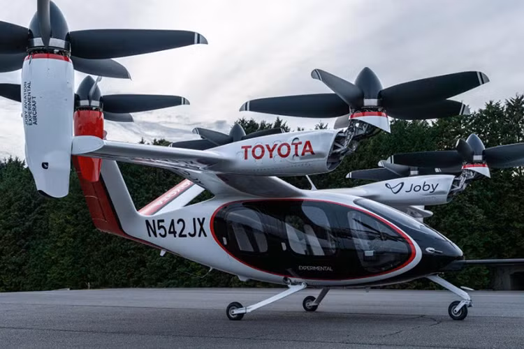 Toyota đã đầu tư thêm 500 triệu USD vào Joby Aviation trong năm 2024, nâng tổng số vốn rót vào công ty khởi nghiệp này lên 894 triệu USD. Động thái này nhằm thúc đẩy nhanh quá trình sản xuất thương mại eVTOL và hoàn thiện các chứng nhận cần thiết cho mô hình ôtô bay.