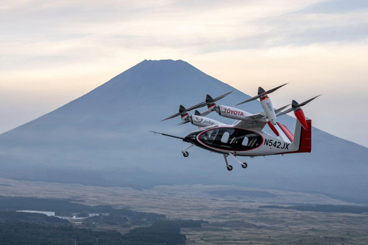 Không chỉ dừng lại ở vốn đầu tư, Toyota còn cung cấp đội ngũ kỹ sư, áp dụng hệ thống sản xuất Toyota Production System (TPS) vào dây chuyền của Joby và trực tiếp chế tạo các thành phần động cơ quan trọng cho máy bay. Đây là một phần trong chiến lược dài hạn mà ông Akio Toyoda mô tả là “cách mạng hóa phương thức đi lại và cuộc sống của con người trong tương lai”.