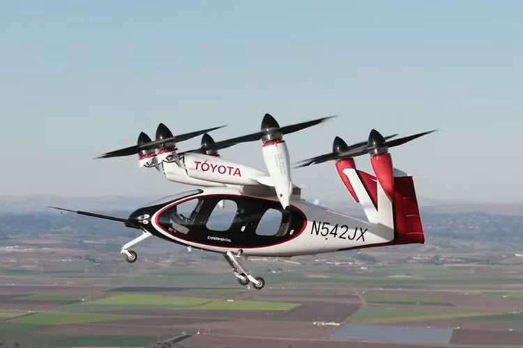 Chiếc eVTOL đầu tiên của Joby Aviation được trang bị 6 mô-tơ điện với công suất 316 mã lực, tầm bay tối đa 160 km sau mỗi lần sạc, dù thử nghiệm thực tế đã đạt tới 249 km. Điểm đáng chú ý là độ ồn chỉ 45,2 dBA ở vận tốc hơn 185 km/h, thấp hơn gấp 100 lần so với trực thăng dân dụng thông thường.