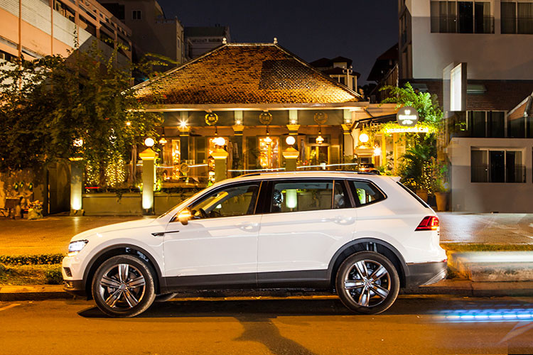 Tiguan Allspace có chiều dài 4,7m, hơn Tiguan hiện tại 26,8 cm, phần đầu xe từ trục bánh xe trước đến hết cản trước được thiết kế khí động học hoàn hảo, ngắn hơn bản thường 2,9cm, tạo ra chỗ ngồi rất rộng rãi cho hàng ghế thứ 2 và thứ 3. Chiều dài 4,7m cũng khiến Tiguan Allspace trở thành chiếc xe rộng rãi hơn nhiều so với các xe 5+2 có trục cơ sở tiêu chuẩn.