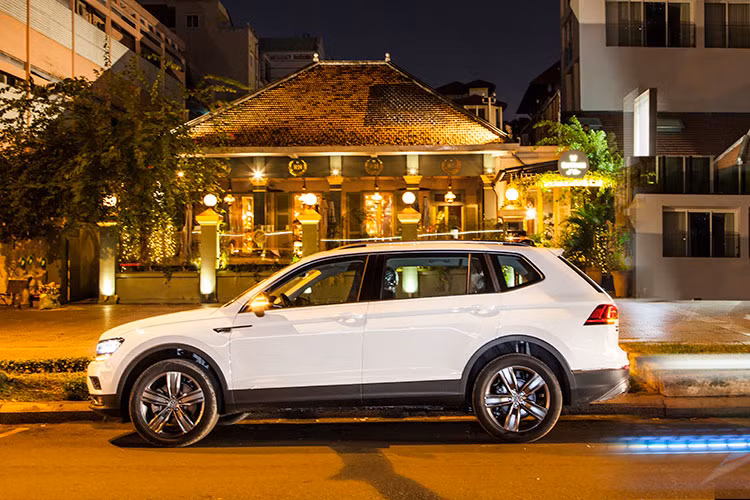 Tiguan Allspace có chiều dài 4,7m, hơn Tiguan hiện tại 26,8 cm, phần đầu xe từ trục bánh xe trước đến hết cản trước được thiết kế khí động học hoàn hảo, ngắn hơn bản thường 2,9cm, tạo ra chỗ ngồi rất rộng rãi cho hàng ghế thứ 2 và thứ 3. Chiều dài 4,7m cũng khiến Tiguan Allspace trở thành chiếc xe rộng rãi hơn nhiều so với các xe 5+2 có trục cơ sở tiêu chuẩn.