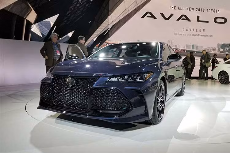 Cảm giác điều khiển và độ êm ái của Avalon 2019 cũng được bảo đảm bởi hệ thống treo với kết cấu đa điểm ở phía sau, các giảm xóc chủ động, cảm biến lực G cùng 3 chế độ lái khác nhau Eco - Normal và Sport (riêng phiên bản cấu hình Touring còn có chế độ Sport+. Cabin của chiếc xe cũng tĩnh lặng hơn nhiều nhờ có nhiều lớp cách âm, hệ thống xả mới và hệ thống dập tiếng ồn chủ động). 