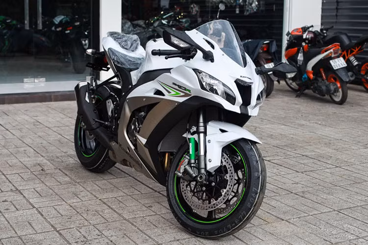 Kawasaki ZX-10R là một trong những mẫu siêu môtô công nghệ cao nhất trên thị trường thế giới hiện nay. Trong số hai xe được Kawasaki tại Việt Nam phân phối chính hãng chỉ có một chiếc màu trắng ngọc trai Pearl Blizzard White duy nhất tại thị trường Đông Nam Á mới đây được anh chàng ca sỹ lưu Chí Vỹ sở hữu.