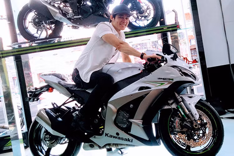 Trong những ngày vừa qua, Lưu Chí Vỹ là một trong những cái tên được nhắc đến nhiều nhất trên các mặt báo sau vụ bị bầu sô chửi mắng và khán giả hất nước vào người vì đến muộn tại show diễn ở Bình Dương. Khi sự việc vẫn chưa hết ồn ào thì nam ca sỹ này lại tiếp tục thu hút sự chú ý vì tậu chiếc siêu môtô Kawasaki Ninja ZX-10R 2017.