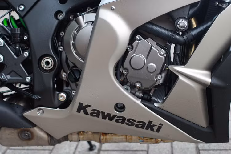 "Trái tim" của Kawasaki Ninja ZX-10R 2017 là động cơ 4 xy-lanh thẳng hàng, DOHC, làm mát bằng chất lỏng, dung tích 998 cc, tạo ra công suất tối đa 200 mã lực và mô-men xoắn cực đại 113 Nm. Bình nhiên liệu dung tích lên tới 17 lít. Trọng lượng của xe là 206 kg.