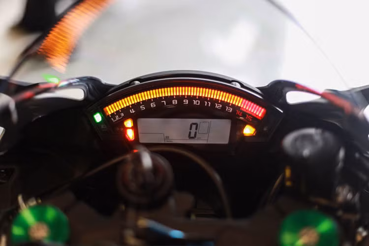 ZX-10R 2017 trang bị những công nghệ hàng đầu như: Hệ thống chống trượt Sport-Kawasaki Traction Control (S-KTRC), tính năng kiểm soát tăng tốc Kawasaki Launch Control (KLCS), Kawasaki Intelligent Braking (KIBS)... cùng một loạt các tính năng hỗ trợ lái điện tử.