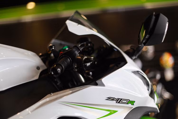 Phiên bản trắng ngọc trai mới này có tem đơn giản với chữ ZX-10R hai bên hông. Ngoại hình xe mang dáng dấp thể thao và mạnh mẽ hơn trước, thể hiện qua bộ quây, yên xe cũng như cụm đèn pha sắc cạnh. Bên cạnh đó là cụm đèn hậu cũng được thiết kế lại ấn tượng hơn trước.