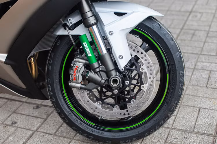 Ninja ZX-10R có chiều dài 2.090 mm, rộng 745 mm và cao 1.145 mm. Chiều cao yên 835 mm, độ dài cơ sở 1.440 mm, chiều cao gầm 145 mm. Xe sử dụng giảm xóc Balance Free Fork có thể điều chỉnh của Showa với xi-lanh khí nén sơn màu nổi bật trên cụm bánh xe phía trước, cụm phanh heo Brembo M50 danh tiếng.