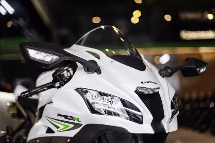So với thế hệ cũ, ZX-10R phiên bản mới được các kỹ sư Kawasaki thay đổi khá nhiều về mặt thiết kế. Hệ thống đèn pha thiết kế lại ấn tượng hơn với phần mũi được thiết kế lại với kính chắn gió rộng hơn. Cụm đèn pha tách rời và khe hút gió lớn nằm ở vị trí trung tâm. Đèn định vị LED nằm giữa mặt nạ. Hai đèn xi nhan được tích hợp ngay trên gương chiếu hậu.