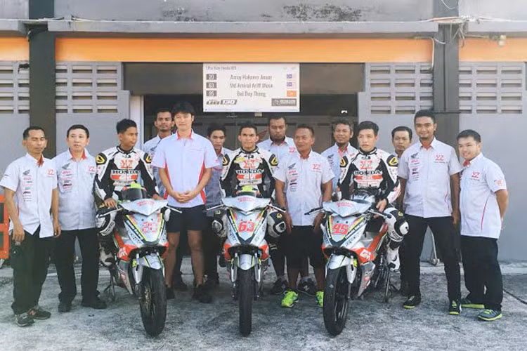 Tay đua trẻ Bùi Duy Thông và đội kỹ thuật đã được Honda Việt Nam đưa đi tham dự vào Giải đua xe Môtô Châu Á (ARRC) 2016. Tại đây, tay đua cầm lái môtô Honda với tư cách là thành viên đội đua Yuzy đến từ Malaysia để thi đấu ở hạng mục Underbone 130cc.