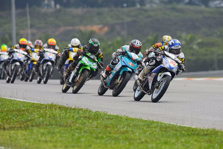 Với sự cọ sát này, đội kỹ thuật của Honda Việt Nam đã có thêm được nhiều kỹ năng xử lý tình huống trên đường đua, giúp tay đua tự tin hơn. Chặng đầu tiên của giải đua tại trường đua Johor Bahru, Malaysia diễn ra vào ngày 02/04 vừa qua đã chứng kiến màn thi đấu được đánh giá cao của tay đua Việt Nam.