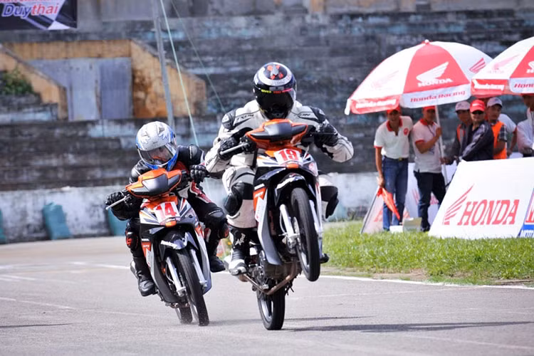 Với mong muốn đưa đua xe thể thao Việt Nam tới gần hơn với đẳng cấp quốc tế, Honda Việt Nam đã tiếp tục cử tay đua Bùi Duy Thông và đội kỹ thuật tham gia vào Giải đua xe Môtô Châu Á (ARRC) 2016 với tư cách là thành viên đội đua Yuzy đến từ Malaysia để thi đấu ở hạng mục Underbone 130cc.