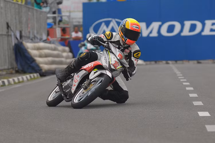 Cơ hội rèn luyện tại môi trường quốc tế lần thứ ba đến với Bùi Duy Thông là việc tham dự vòng chung kết giải ARRC tại trường đua Chang International Circuit, Buriram Thái Lan vào ngày 5 và 6/12/2016. Việc tham gia luyện tập và thử sức cùng các tay đua chuyên nghiệp đã khiến tay đua Việt Nam trưởng thành hơn rất nhiều.