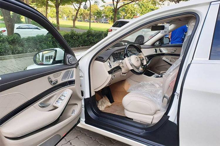 Nội thất của Mercedes-Maybach S450 4Matic 2018 được thiết kế bọc da toàn bộ và khâu hình quả trám sang trọng. Đặc điểm thay đổi dễ nhận thấy nhất là cụm vô lăng 3 chấu thiết kế hoàn toàn mới, trên chấu vô lăng mới xuất hiện dòng chữ “Maybach” riêng. Gỗ ốp trên mẫu xe sang này có thêm tùy chọn mới, đèn nền dạng LED với 64 màu sắc khác nhau.