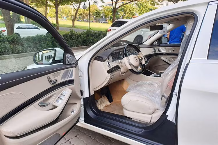 Nội thất của Mercedes-Maybach S450 4Matic 2018 được thiết kế bọc da toàn bộ và khâu hình quả trám sang trọng. Đặc điểm thay đổi dễ nhận thấy nhất là cụm vô lăng 3 chấu thiết kế hoàn toàn mới, trên chấu vô lăng mới xuất hiện dòng chữ “Maybach” riêng. Gỗ ốp trên mẫu xe sang này có thêm tùy chọn mới, đèn nền dạng LED với 64 màu sắc khác nhau.