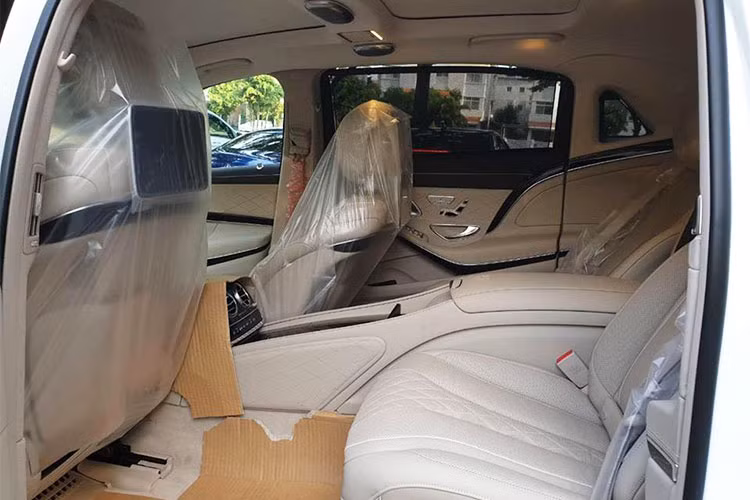 Chiếc xe siêu sang của Phan Thành được trang bị động cơ xăng V6, tăng áp kép, dung tích 3.0 lít, sản sinh công suất tối đa 367 mã lực và mô-men xoắn cực đại 500 Nm. Sức mạnh được truyền tới cả 4 bánh thông qua hộp số tự động 9 cấp, nhờ đó, Mercedes-Maybach S450 4Matic 2018 chỉ mất khoảng thời gian 5,9 giây để tăng tốc từ vị trí đứng yên lên 100 km/h trước khi đạt vận tốc tối đa 250 km/h.