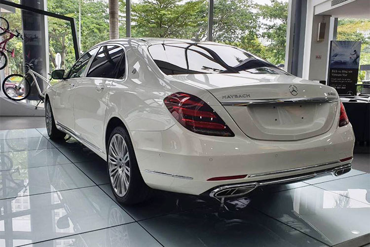 Mâm Mercedes-Maybach S450 4Matic có nhiều sự lựa chọn khác nhau với kích thước tùy chọn từ 17 – 20 inch được thiết kế dạng đa chấu nhưng sang trọng và đẳng cấp hơn. Dòng chữ "Maybach" cũng xuất hiện trên nắp cốp và 4 ống xả với khung mạ crôm kéo dài theo chiều rộng của đuôi xe.