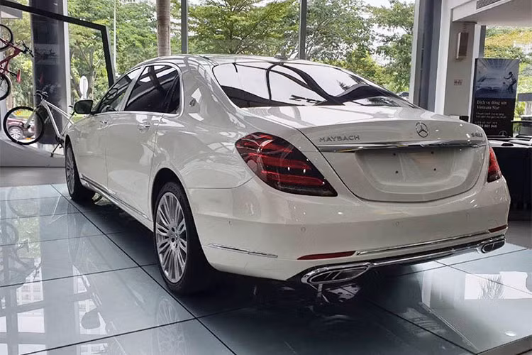 Mâm Mercedes-Maybach S450 4Matic có nhiều sự lựa chọn khác nhau với kích thước tùy chọn từ 17 – 20 inch được thiết kế dạng đa chấu nhưng sang trọng và đẳng cấp hơn. Dòng chữ "Maybach" cũng xuất hiện trên nắp cốp và 4 ống xả với khung mạ crôm kéo dài theo chiều rộng của đuôi xe.