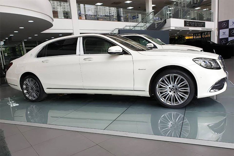 Maybach S450 4Matic 2018 không có khác biệt nhiều so với những mẫu Mercedes-Maybach khác. Xe sở hữu một số thay đổi đáng chú ý như lưới tản nhiệt có 3 thanh kép nằm ngang và 1 thanh dọc ở giữa, đằng sau các thanh ngang là những thanh dọc mạ crôm bổ sung. Thiết kế đèn pha xe giống như phiên bản thường với 3 thanh LED nằm sát nhau, nhưng sử dụng đèn pha Multibeam LED.