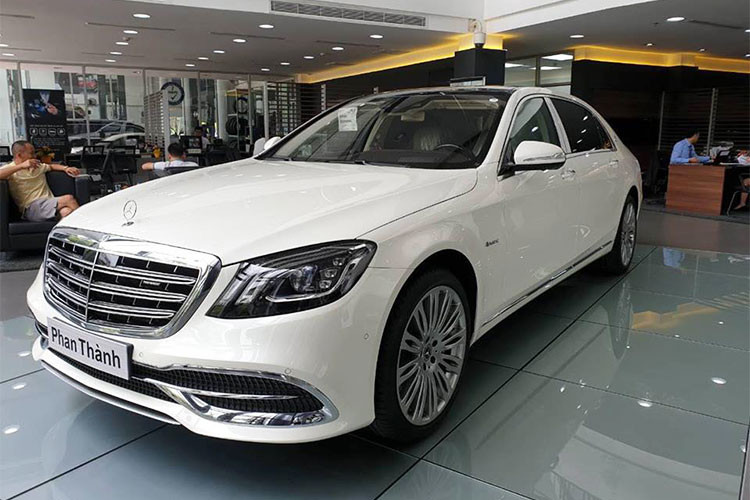 Mercedes-Maybach S450 4Matic của Phan Thành mới tậu sở hữu ngoại thất màu trắng với điểm nhấn như lưới tản nhiệt, cản va trước, nẹp cửa và nẹp bên hông xe hay ống xả kép được mạ crôm sáng bóng. Bên trong khoang lái chiếc xe sang của Phan Thành có nội thất bọc da màu kem.