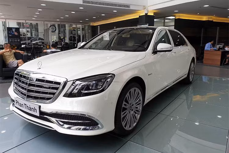 Mercedes-Maybach S450 4Matic của Phan Thành mới tậu sở hữu ngoại thất màu trắng với điểm nhấn như lưới tản nhiệt, cản va trước, nẹp cửa và nẹp bên hông xe hay ống xả kép được mạ crôm sáng bóng. Bên trong khoang lái chiếc xe sang của Phan Thành có nội thất bọc da màu kem.