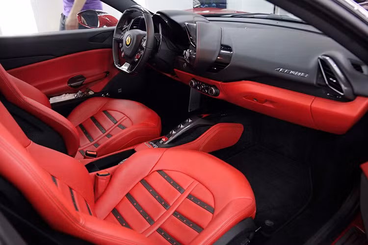 Siêu xe Ferrari 488 GTB sở hữu hệ truyền động tương tự như các siêu xe về nước trước đó. Xe được trang bị động cơ V8, tăng áp kép, dung tích 3.9 lít, sản sinh công suất tối đa 661 mã lực tại vòng tua máy 8.000 vòng/phút và mô-men xoắn cực đại 760 Nm tại vòng tua máy 3.000 vòng/phút.