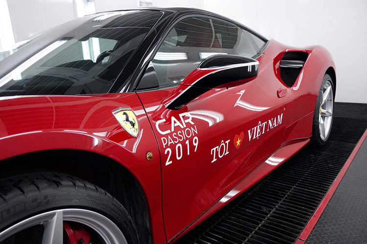 Ngoài đề can của hành trình siêu xe Car Passion 2019 đối lập màu sơn đỏ, chiếc Ferrari 488 GTB được dán thêm sọc đen cỡ lớn ở nắp capô cùng bản đồ Việt Nam màu trắng nổi bật. Ở giữa cản va trước có thêm dải màu nằm dọc gồm xanh lá cây, trắng và đỏ tượng trưng cho Quốc kỳ nước Ý.
