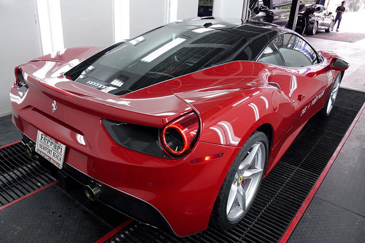 Khối động cơ V8 tăng áp kết hợp cùng hộp số ly hợp kép 7 tốc độ, nhờ đó, "siêu ngựa" Ferrari 488 GTB chỉ mất thời gian 3 giây để tăng tốc lên 100 km/h từ vị trí đứng yên trước khi đạt vận tốc tối đa 330 km/h. 