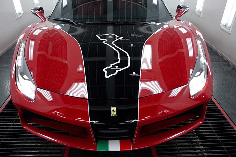 Đây là chiếc Ferrari 488 GTB thứ 2 góp mặt vào hành trình siêu xe lớn nhất Việt Nam, Car Passion 2019. Chiếc đầu tiên là một siêu phẩm độ Ferrari 488 GTB Liberty Walk. Nó mới được chủ nhân cho đi làm đẹp ngoại thất và lên đề can của hành trình Car Passion 2019.