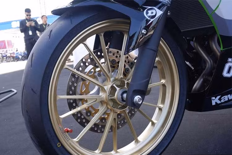 Ngoài ra, hệ thống phanh trước của chiếc xe cũng được nâng cấp hoàn toàn. Đĩa phanh full-floating độ được lắp vào vành Galespeed nhờ có lòng CNC từ nhôm. Trong khi đó, heo phanh trước Brembo M50 4 piston tương tự Ducati 1299 Panigale hay một số dòng superbike khác trên Thế giới đã thay thế cho heo nguyên bản 2 piston.