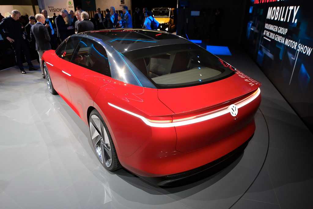 Mặc dù vô-lăng không được trang bị trên bản concept, tuy nhiên phiên bản sản xuất của chiếc xe điện toàn phần có thể vẫn ở dạng thông thường. Hệ thống truyền động trên ID Vizzion bao gồm hai động cơ điện chia đều mỗi trục, sản sinh tổng công suất 302 mã lực. 