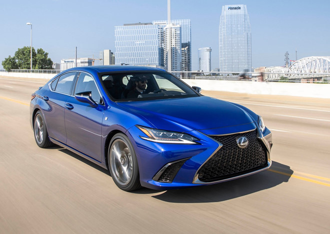Phần đầu của mẫu Lexus ES phiên bản 2019 mang nhiều cảm hứng từ chiếc sedan đàn anh LS với lưới tản nhiệt cỡ lớn với các thanh hình boomerang được mạ chrome sang trọng. Trong hình là phiên bản F-Sport với lưới tản nhiệt được thay bằng dạng tổ ong.