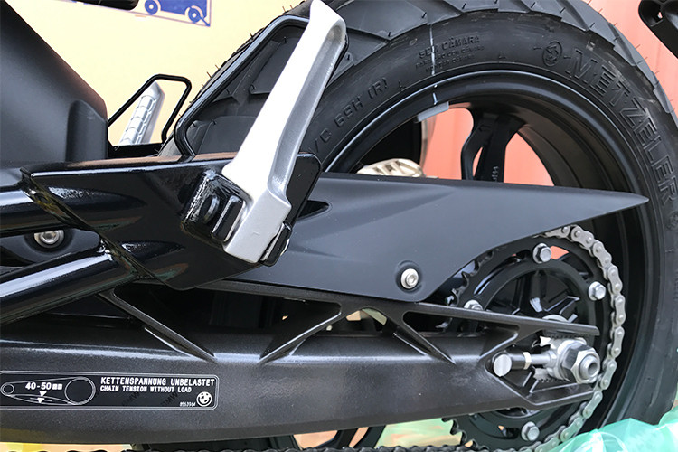 Bảng đồng hồ của G310R hoàn toàn là một màn hình LCD đơn sắc đen trắng, dễ nhìn hơn hẳn so với đồng hồ đơn sắc của đối thủ khác hiện nay và các đối thủ cùng phân khúc. Khung của xe dạng ống lồng thép và giảm xóc trước hành trình ngược, sau đơn. Chiều cao yên 785 mm và trọng lượng khô 159 kg.