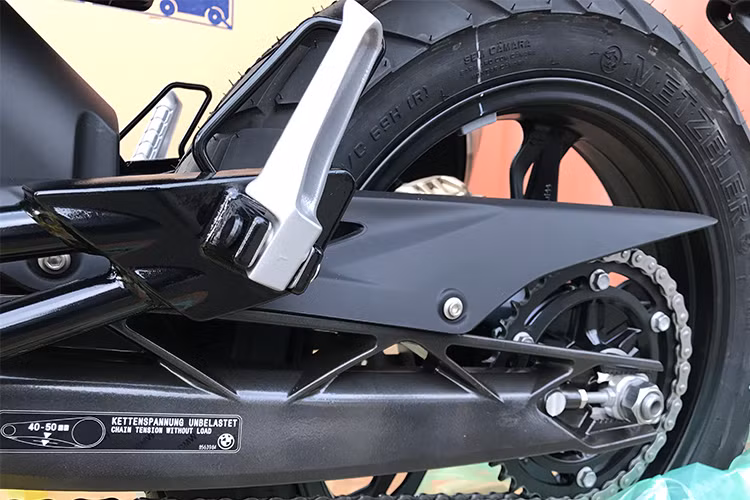 Bảng đồng hồ của G310R hoàn toàn là một màn hình LCD đơn sắc đen trắng, dễ nhìn hơn hẳn so với đồng hồ đơn sắc của đối thủ khác hiện nay và các đối thủ cùng phân khúc. Khung của xe dạng ống lồng thép và giảm xóc trước hành trình ngược, sau đơn. Chiều cao yên 785 mm và trọng lượng khô 159 kg.