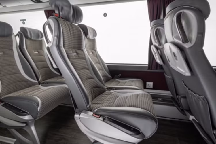 S 531 DT mới của Setra cũng là chiếc xe bus đầu tiên trên thế giới được trang bị hệ thống phanh ABS (Active Brake Assist) ở cả 4 bánh. Chiếc xe có hệ thống radar cảnh báo người lái xe và tự động kích hoạt phanh trong trường hợp phát hiện chướng ngại vật có thể gây nguy hiểm.