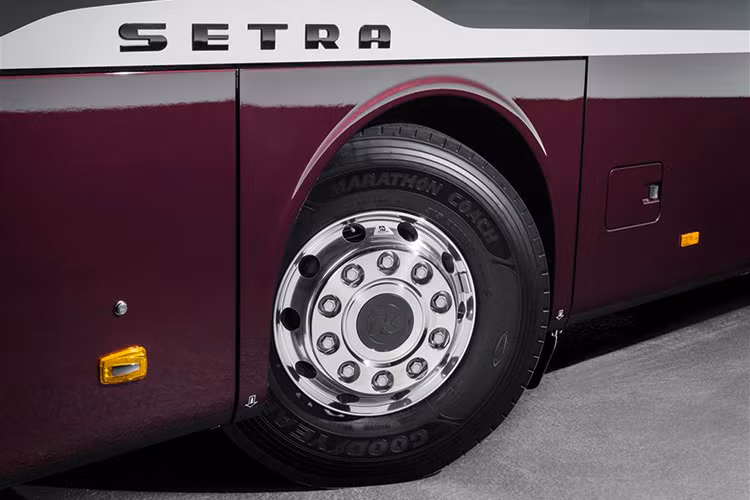 Kính và thân của chiếc siêu xe buýt đầy mạnh mẽ này được làm hòa hợp khiến cho người nhìn từ bên ngoài vào có cảm giác liền khối. Đèn pha dạng LED bi cầu và đèn hậu dạng LED kích thước lớn. Gương chiếu hậu thiết kế bo tròn với tầm nhìn rộng có bổ sung đèn báo rẽ và camera.